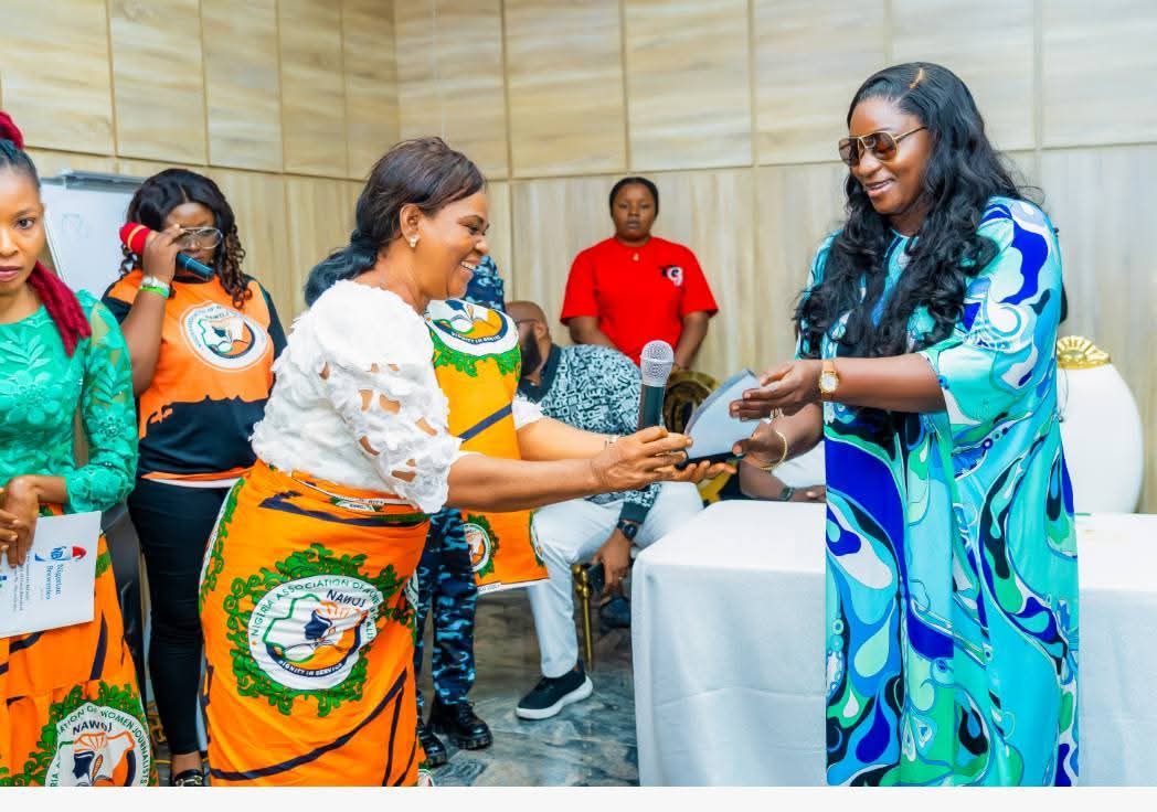 Former NUJ Chairman, Mrs. Veronica Osim presenting the award to the first lady of Ebonyi state