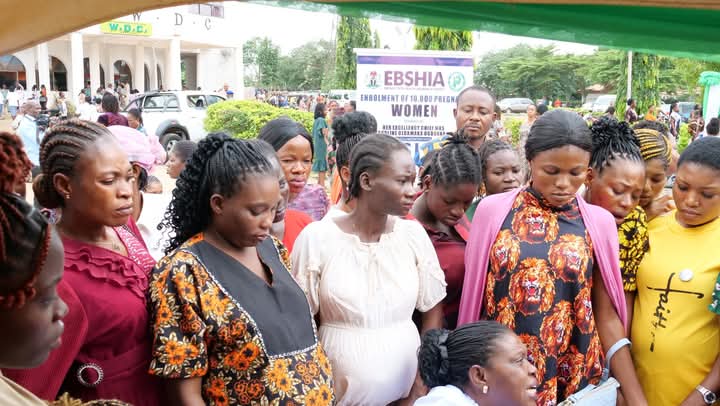Cross section of pregnant women registering 